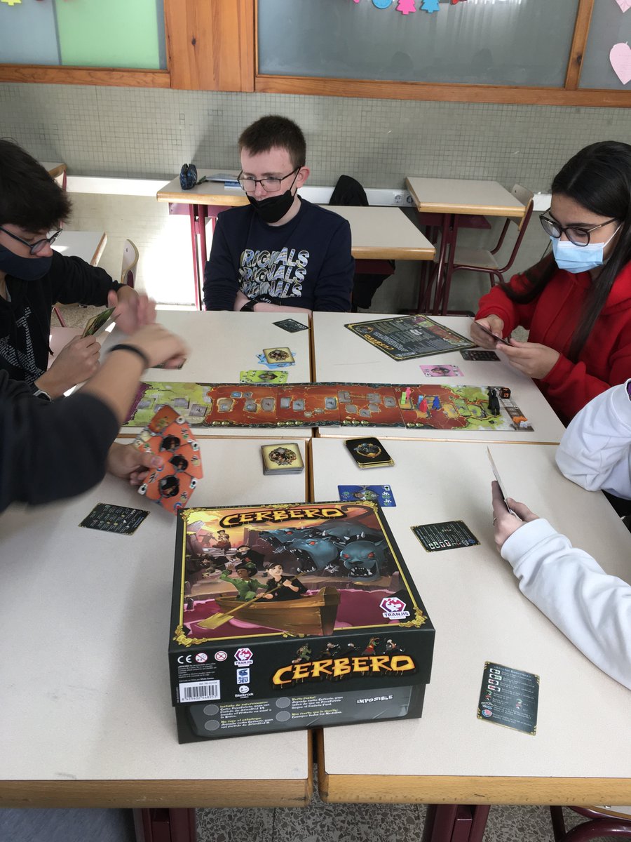 LaSalleLaSeu's tweet photo. Els alumnes de Cultura Clàssica de 3r ESO aprenen continguts sobre l’inframón amb el joc “Cerbero” de @Tranjisgames #ProjecteJoc #ABJ https://t.co/f9HyNRzUse