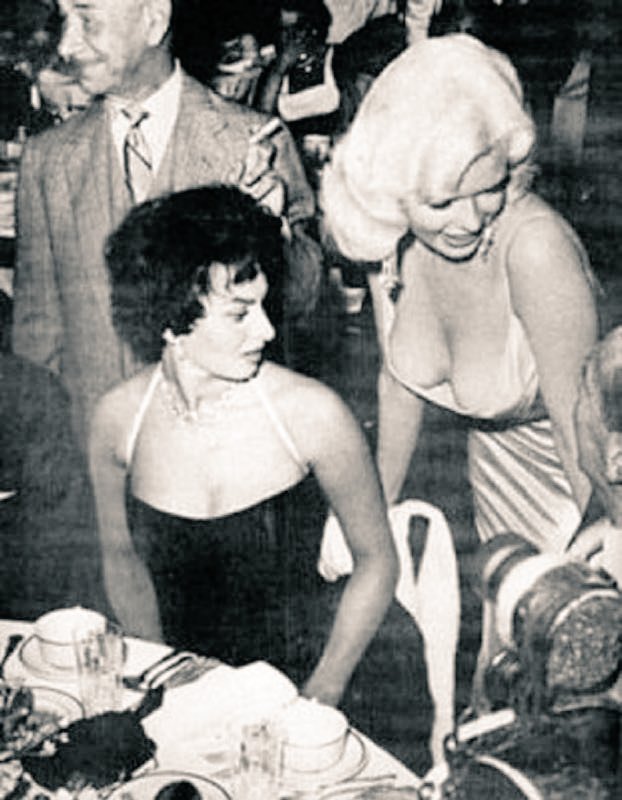 fraurolo121's tweet photo. #Amarcord

È il 1957, Beverly Hills, in uno dei ristoranti più famosi,il Romanoff,
la Paramount Pictures ha organizzato una festa in onore di Sophia Loren.
Il fotografo #JoeShere immortala
Jayne #Mansfield e
Sophia #Loren in queste immagini che fanno il giro del mondo.
😁#scandal https://t.co/fTKmoYGiOR