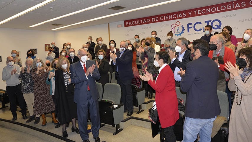 Ayer la <a href="/FCTQ_uclm/">Facultad CyT Químicas</a> ha celebrado un muy merecido acto de reconocimiento al rector Ernesto Martínez Ataz por toda su trayectoria en <a href="/uclm_es/">Universidad de Castilla-La Mancha</a>. Enhorabuena Ernesto y muchas gracias por tanto