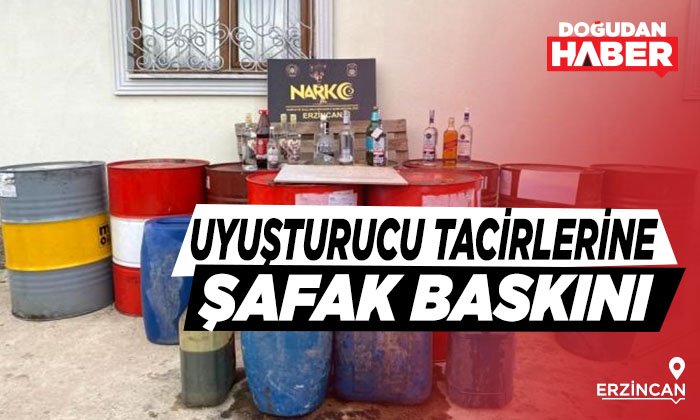 dogudanhaber1's tweet photo. Erzincan’da uyuşturucu tacirlerine yönelik şafak baskını yapıldı. 4 kişinin tutuklandığı eş zamanlı operasyonlarda evin bahçesine gömülmüş uyuşturucular kepçeyle kazılarak ele geçirildi.
https://t.co/JzcLBnlneB https://t.co/MzY3qrnrSc