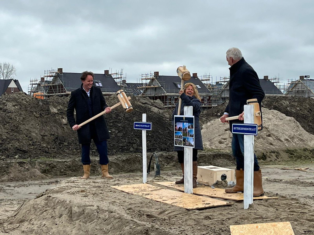 ArendsKathy's tweet photo. Eerste paal geslagen voor plan Buyten in Wilderszijde @Lansingerland. De nieuwe toekomstige bewoners kijken uit naar hun nieuwe huis. Onze ambassadeurs voor de nieuwe wijk van 2700 woningen. #groen #betaalbaarwonen #lslbouwt #trots https://t.co/02kSsbU0sA