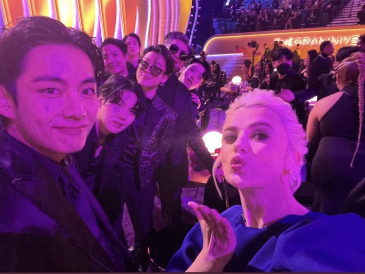 italianarmyfam_'s tweet photo. 📸 La cantante ucraina Mika Newton, che si è esibita ai Granmy con John Legend, ha pubblicato una foto con i BTS e ha detto che si sono avvicinati a lei e le hanno offerto parole di sostegno. Ha anche detto che sono ragazzi davvero carini e semplici.

©BTSNewsBrasil @BTS_twt #BTS https://t.co/5XFqOTMqDS