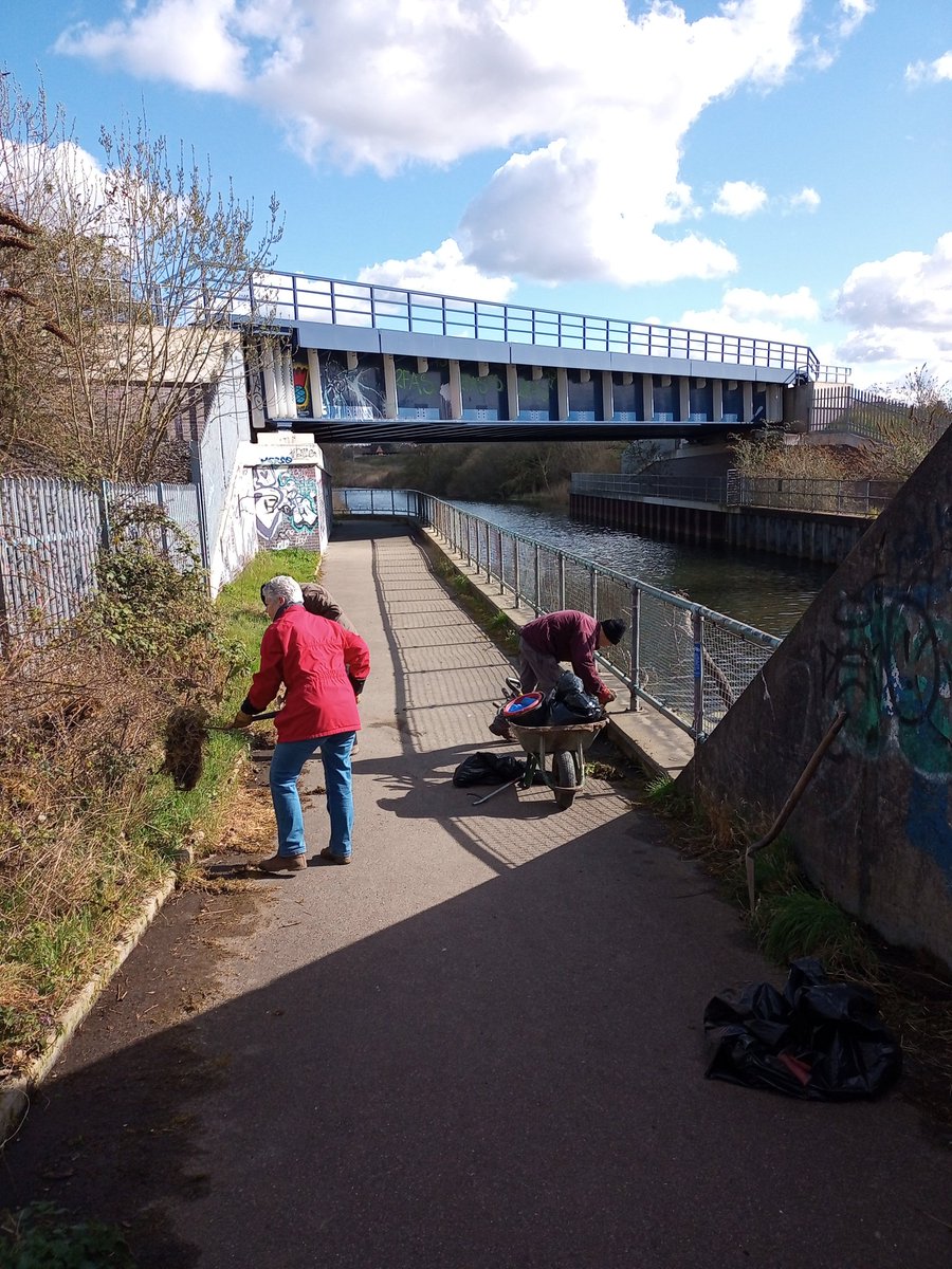 GreenwaysProj's tweet photo. Picking litter and clearing back the river path at Boss Hall last Saturday - with path cutting today. @IpswichGov #volunteers #rivergipping #riverpath #river #litterpick #footpath https://t.co/5AvzQ26J8u