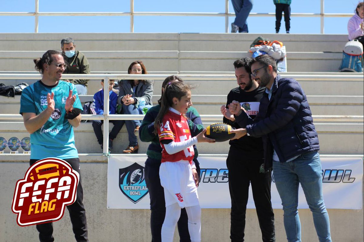 Gracias a <a href="/FEFA_Spain/">FEFA</a> que nos concedió dos 🏈 balones para regalar, tuvimos 🏅 premios de MVP a los mejores jugadores de la Extrekids Bowl.

👥Fueron Iván Escudero y David Moreno.

🏆 Los trofeos los entregaron 🤝 la concejala de deportes y el concejal de juventud. <a href="/aytovvaserena/">Ayuntamiento de Villanueva de la Serena (Badajoz)</a>