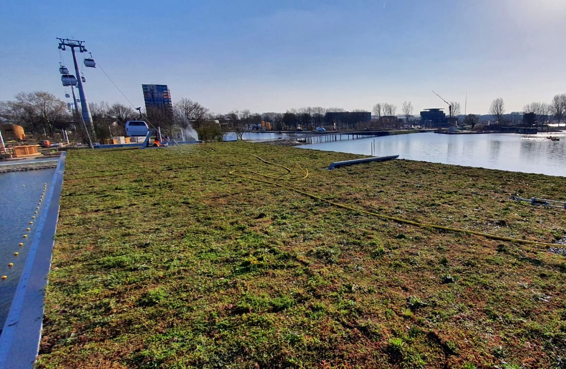 Sempergreen's tweet photo. De @FloriadeExpo opent 14 april! Duurzaam vervoer mét een mooi uitzicht, dat vind je bij de nieuwe kabelbaan die over het park gaat. Om helemaal in natuurlijke sferen te blijven, is het opstapstation voorzien van Sempergreen Sedummix- en Sedum-kruidenmatten door Weiss+Appetito. https://t.co/NzlkwuCnEG