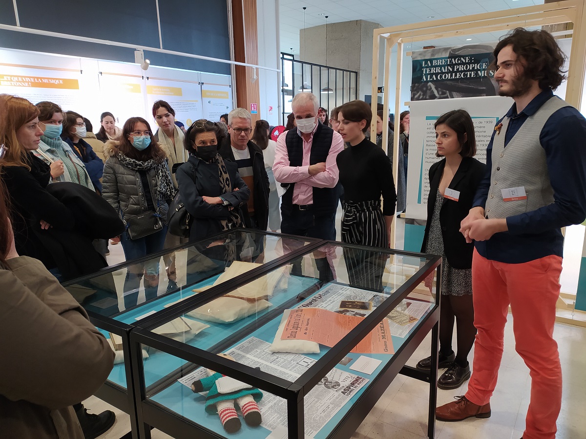 BURennes2's tweet photo. #BUexpo Inauguration de l'exposition Sonerezh hier soir. Merci à toute l'équipe du Master Magemi 👏pour ce beau travail !
👉Expo à découvrir jusqu'au 22 juin en BU Centrale et BU Musique https://t.co/S8xPJIa001