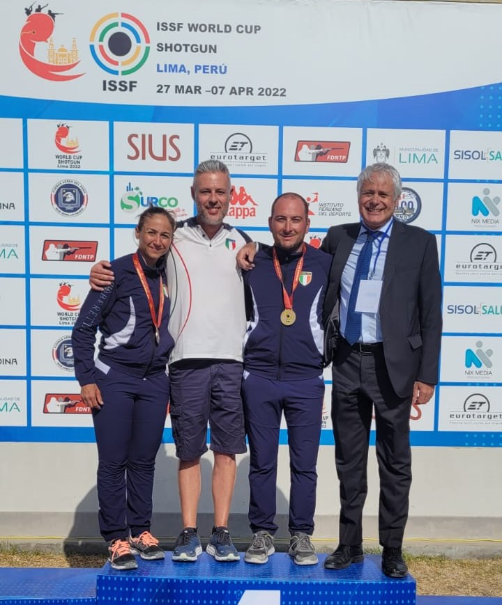 Coninews's tweet photo. GRANDISSIMIIIIIII! 👏
A Lima, nella tappa di Coppa del Mondo di tiro a volo, Simona #Scocchetti e Domenico #Simeone trionfano nella gara del Mixed Team di skeet! 🥳🇮🇹
#ShootingSport @fitavstampa https://t.co/3yefcuNajR
