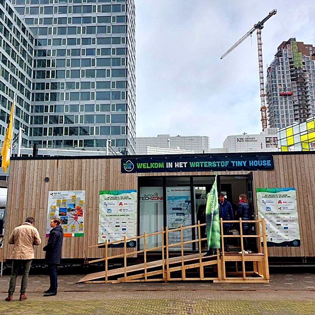 Heel gaaf initiatief vanuit Drenthe in Den Haag: een volledig #circulair en #duurzaam tiny house op waterstof, gebouwd door Drentse studenten. Binnen is er aandacht voor projecten uit @regiodealzod voor brede welvaart in de regio. Vandaag nog te zien op het Anna van Buerenplein!
