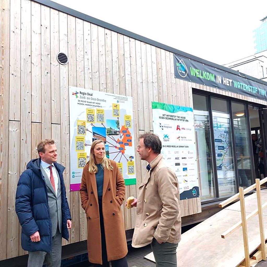 SterkNoordNL's tweet photo. Heel gaaf initiatief vanuit Drenthe in Den Haag: een volledig #circulair en #duurzaam tiny house op waterstof, gebouwd door Drentse studenten. Binnen is er aandacht voor projecten uit @regiodealzod voor brede welvaart in de regio. Vandaag nog te zien op het Anna van Buerenplein! https://t.co/Vw4ULH1tPL