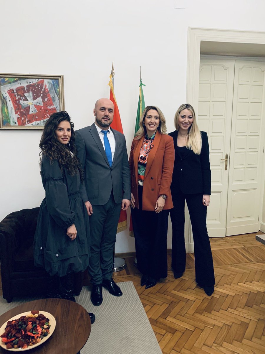 v.d. direktora Uprave mr Seid Hadžić susreo se sa uspješnim reprezentima naše dijaspore Azrom Međedović, zaposlena u Privrednoj komori R. Italije i Jovanom Nikčević, konsultantkinjom za pojedine italijanske kompanije, koje su nakon završenih studija u Rimu postale vrlo uspješne.