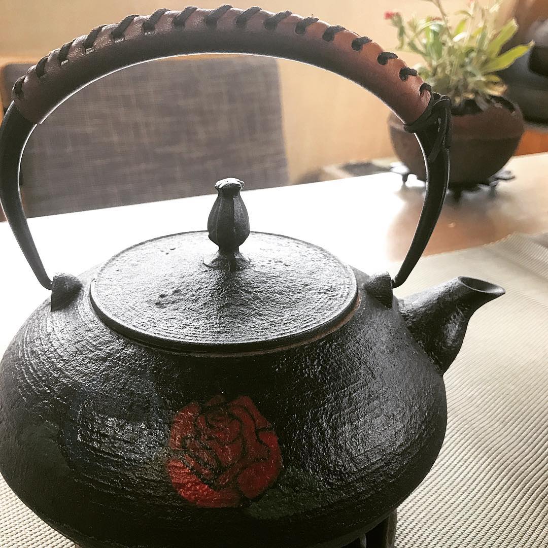 oitomi_global's tweet photo. Leather handle tetsubin

#handle #ironkettle #tetsubin #tetsubinteapot #tetsubinset #tetsubin_time #tetsubinstyle #tetsubinteapots #tetsubincastironteapot #kettle #leather #leatherwork #leathergoods #leathercraft #teaware #tea #teatime #teapot #teapots #teapotlover https://t.co/tWSw5CwxyJ