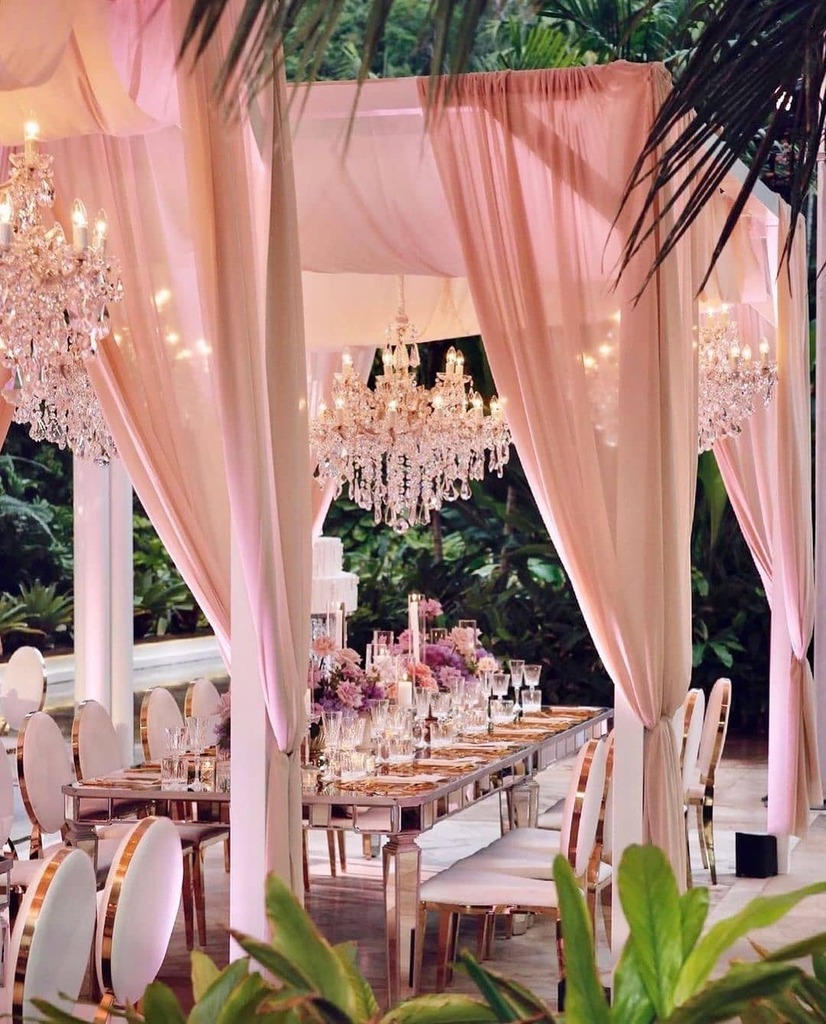 luxuryxweddings's tweet photo. So much elegance in one spot! This decor is what dreams are made of!💖
​
​@decoratordiva1
@noelnassarevents
​
​#chandelier #tablescape #tablescapes #todaysluxuryweddings #luxuryweddings #chandeliers #tablescapestyling #weddingdrapery #crystalchandelier #tablescapeph #chandeli… https://t.co/2xmEJckrFE