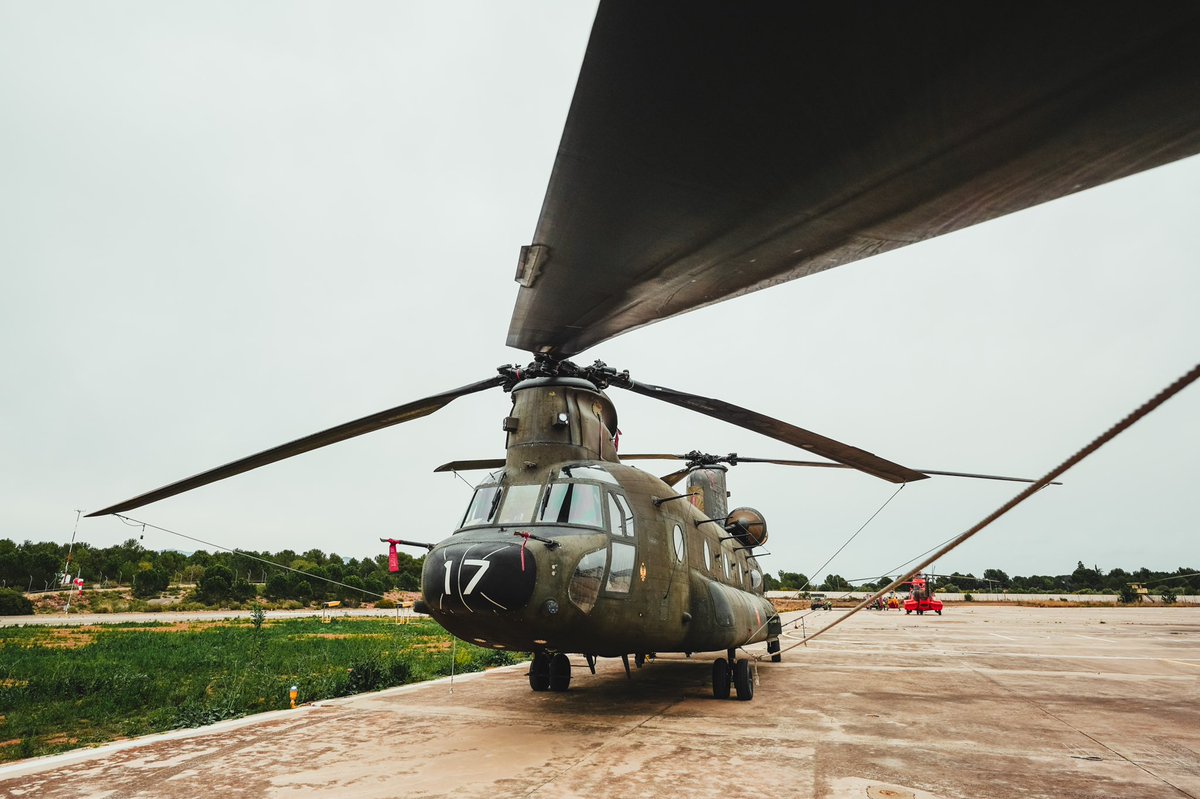 jordigraphy's tweet photo. #HT17 Chinook y #HA28 Tigre de las #FAMET del @EjercitoTierra 
.
@aeroVLC @Defensagob @VLCmovements @VLCspotters https://t.co/bI1um17BMZ