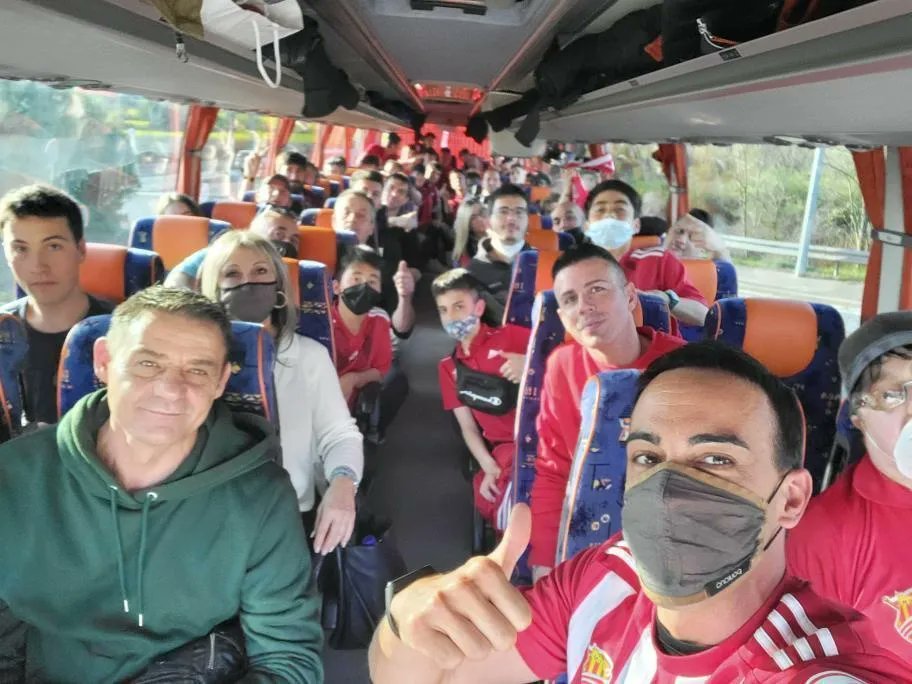 CdEManresa's tweet photo. ♥️🤍 Tenim una afició espectacular

🔥 150 seguidors van venir a Montilivi a animar el Manresa 

🔝 Vam omplir el bus per anar a Girona. Gràcies Segalés pel tracte! 

😍 La plantilla del juvenil B es va entregar a les grades

Sou el jugador #️⃣1️⃣2️⃣

#TrioManresa
#OperacioVermell https://t.co/q0KJEIjPa7
