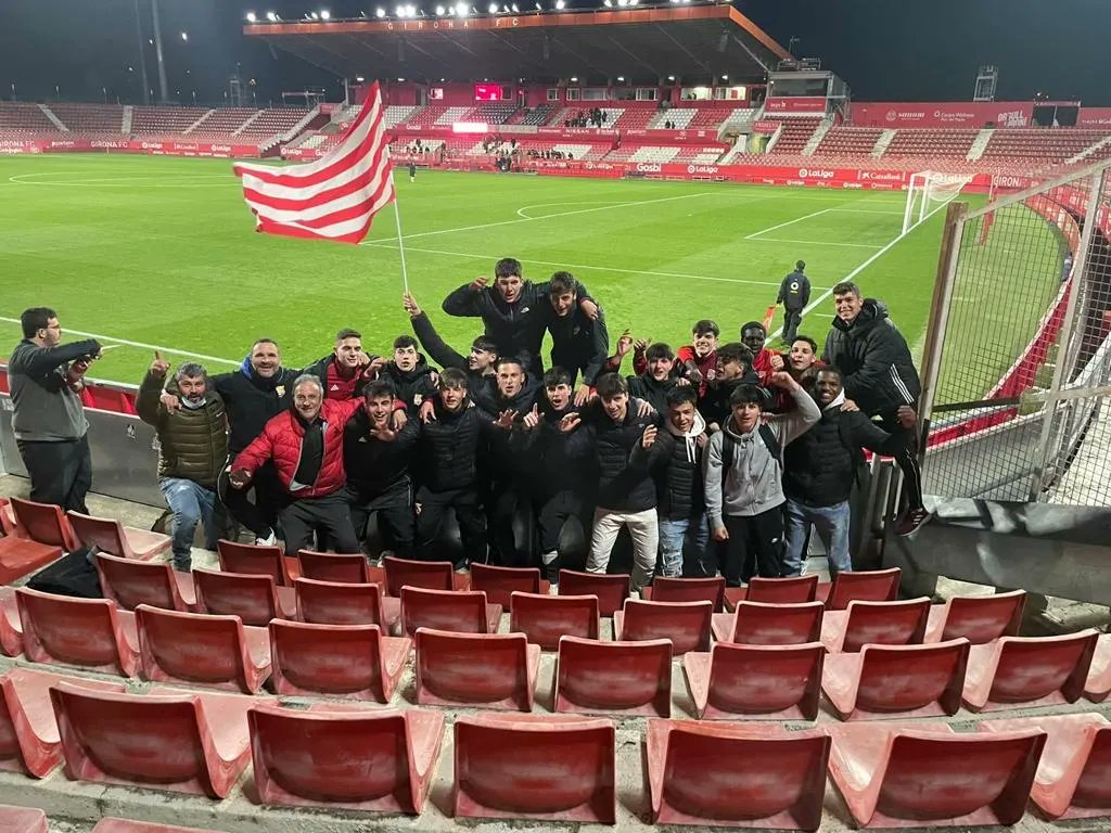 CdEManresa's tweet photo. ♥️🤍 Tenim una afició espectacular

🔥 150 seguidors van venir a Montilivi a animar el Manresa 

🔝 Vam omplir el bus per anar a Girona. Gràcies Segalés pel tracte! 

😍 La plantilla del juvenil B es va entregar a les grades

Sou el jugador #️⃣1️⃣2️⃣

#TrioManresa
#OperacioVermell https://t.co/q0KJEIjPa7