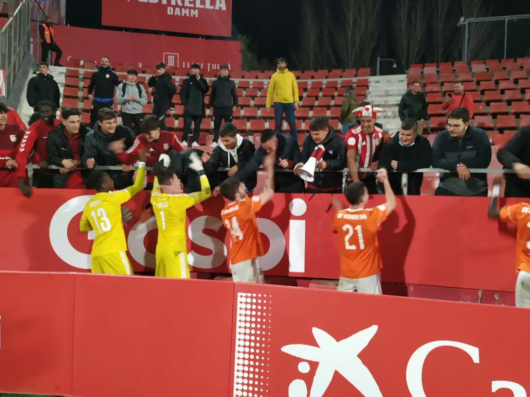 CdEManresa's tweet photo. ♥️🤍 Tenim una afició espectacular

🔥 150 seguidors van venir a Montilivi a animar el Manresa 

🔝 Vam omplir el bus per anar a Girona. Gràcies Segalés pel tracte! 

😍 La plantilla del juvenil B es va entregar a les grades

Sou el jugador #️⃣1️⃣2️⃣

#TrioManresa
#OperacioVermell https://t.co/q0KJEIjPa7