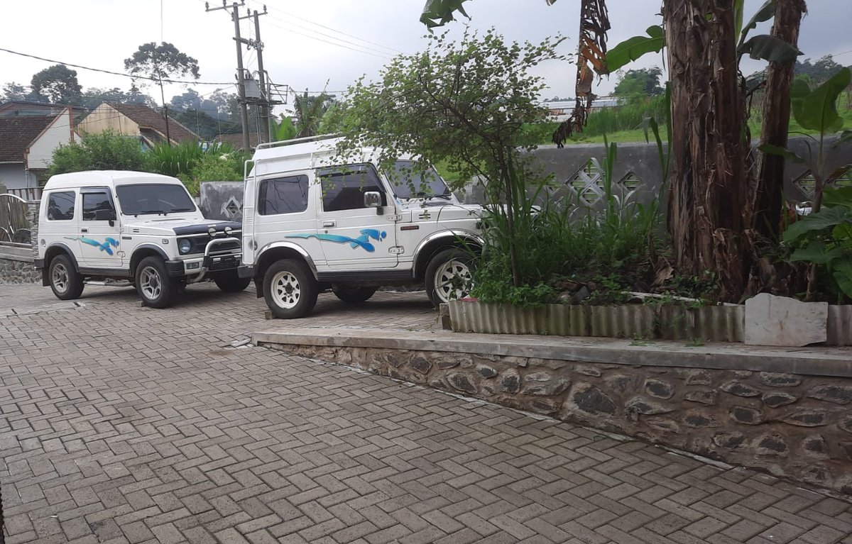 zuhzek's tweet photo. Terparkir kakak adik #suzukikatana https://t.co/SZNu0fkt3q