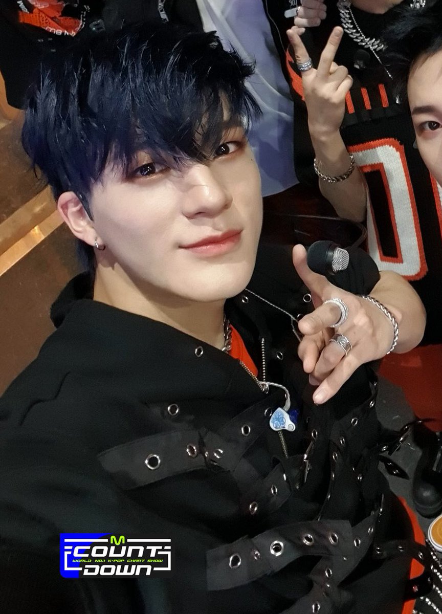 4jn23's tweet photo. jeno today!!! 🖤💙 https://t.co/cTgGQ1pjBS