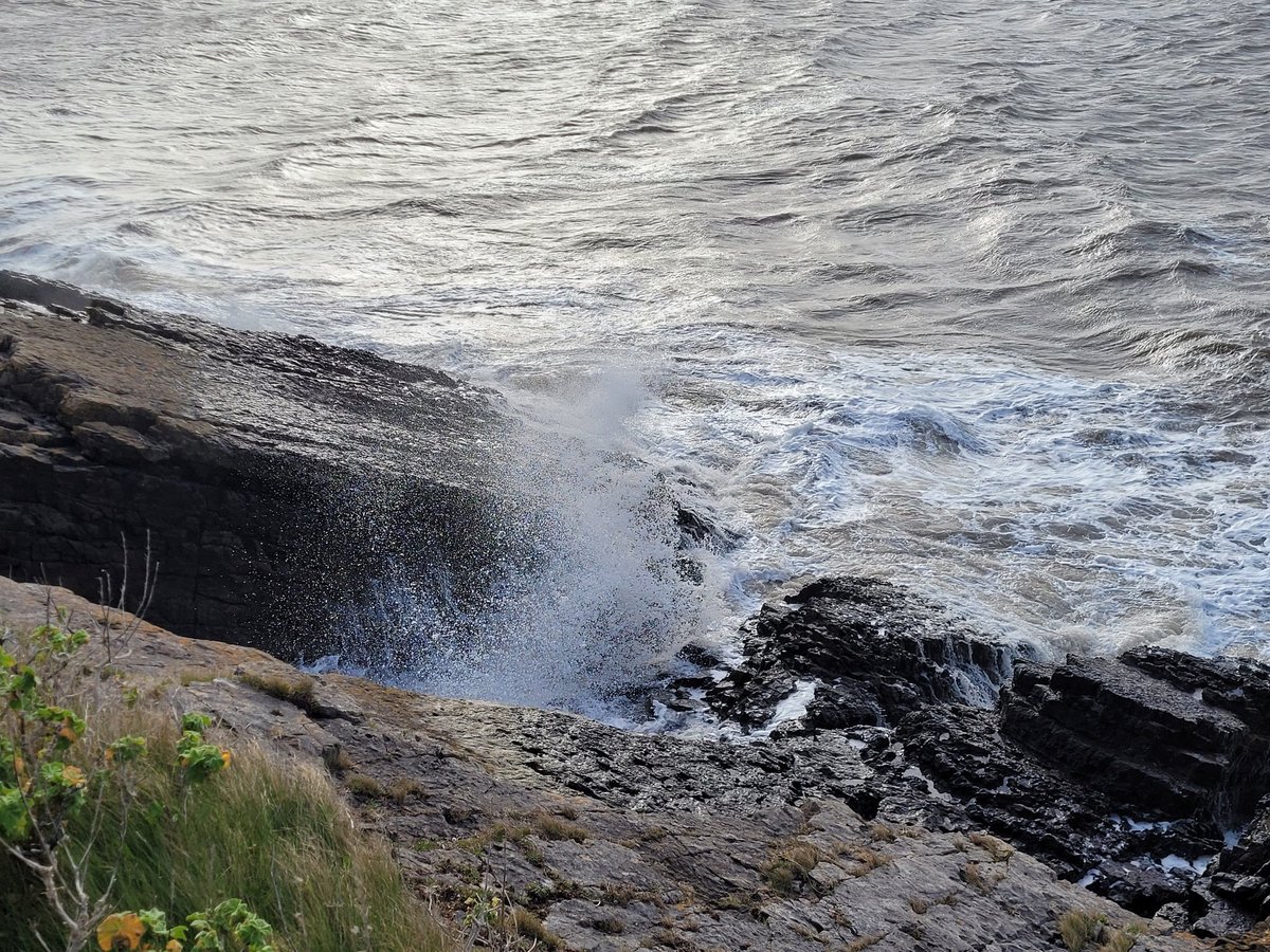 andygreencre8iv's tweet photo. Arrested in my tracks today in my early am walk around Barry Island by some fabulous waves crashing against the headland.
How are you going to make a splash today?
#Barryspiration #Walkspiration https://t.co/CeupqGkZwO