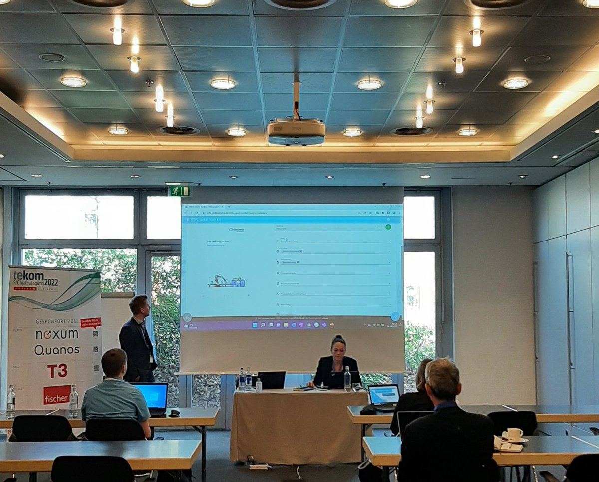tekom's tweet photo. „Das iiRDS Open Toolkit ist die Lösung, um erste praktische Erfahrungen und Erfolge mit #iiRDS zu sammeln“, demonstrieren Eva-Maria Maier und Jan Oevermann in ihrem #tekom Workshop auf der Frühjahrstagung in Potsdam #techcomm https://t.co/QQyJ1sapOe https://t.co/9F9Zarcreb