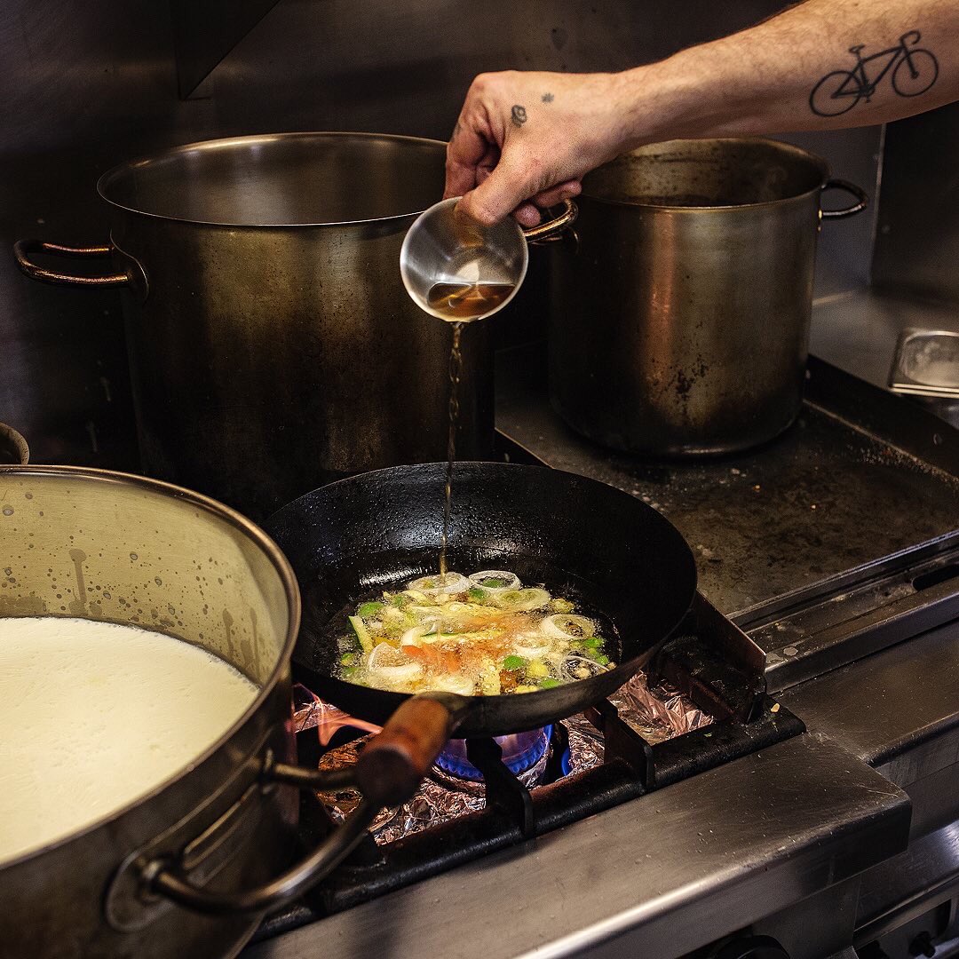 cinquantacinc's tweet image. 📣📣📈📊📉🍅🧄🍤🧅

El divendres passat vaig exposar per primer cop el meu projecte infogràfic ¡Oído cocina! On estudiem la carta de cinc restaurants catalans que destaquen per la seva creativitat, sabor i qualitat.