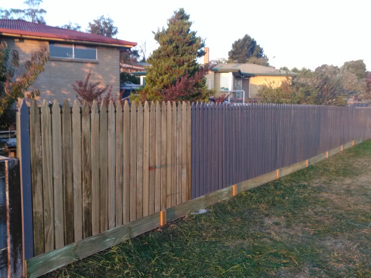 ShelldoHanson's tweet photo. planted a few yukka ,s in side the garden to fill in spaces, cuttings off ones i have and built the last 2m of fence and filled the bottom in so can wood chip the garden today , paint it in a couples of days when pine dry's out #buildafence https://t.co/CJKKzMRsqh