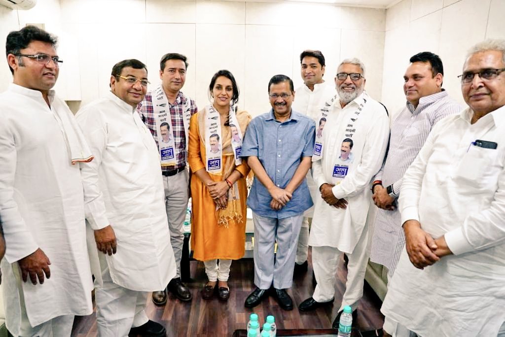 Official_HDF's tweet photo. Today, in the presence of @ArvindKejriwal, Hon'ble CM Delhi, Haryana Democratic Front President @NirmalSMohra, Ex Minister &amp; President merged the team and organisation of Haryana Democratic Front in @AamAadmiParty.

@DrSushilKrGupta
@ChitraSarwara

#AapKaNirmal
#AapKeSaathChitra https://t.co/oiMsQJnSjw