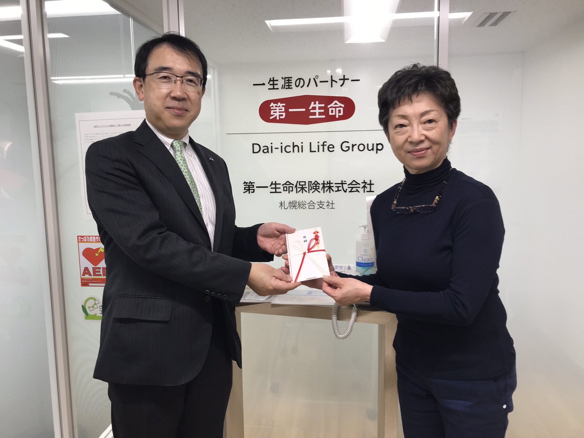 北海道ファミリーハウス しろくまハウスのお子さんたちへと第一生命保険 株 さんのディズニーキャラクターのタオルもたくさんプレゼントして頂きました 今日お一人のお子さんにお渡し とても喜んでもらえました 辛い入院治療を支えてくれると思います 札幌
