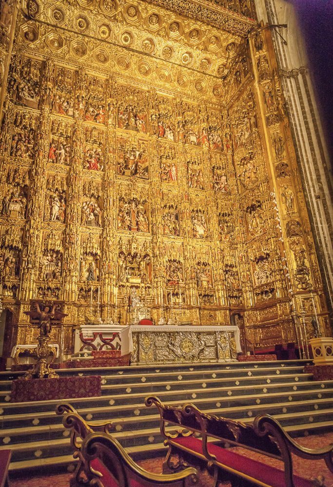 1.Retablo Mayor de la Catedral de Sevilla #España, en el presbiterio de la Capilla Mayor situada en la nave central. Considerado el más grande de la cristiandad. Obra de varios artistas: 1ª fase se inicia, en 1482, Pieter Dancart, Pedro Millán y Jorge y Alejo Fernández Alemán.
⬇️