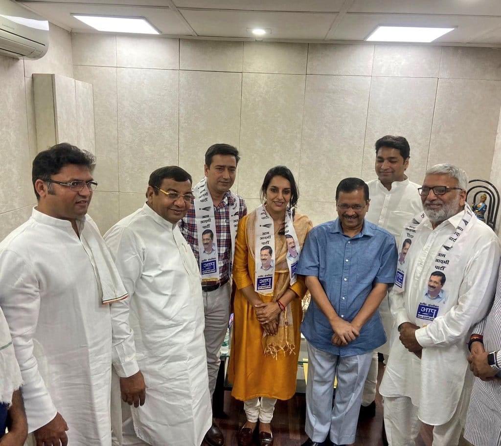 aapbajrang's tweet photo. हरियाणा डेमोक्रेटिक पार्टी के सुप्रीमो एवं पूर्व मंत्री श्री निर्मल सिंह जी एवं उनकी बेटी चित्रा सिंह जी ने दिल्ली के लोकप्रिय मुख्यमंत्री श्री @ArvindKejriwal जी की उपस्थिति में @AamAadmiParty की सदस्यता ग्रहण की
निर्मल सिंह जी का 'आप' पार्टी परिवार में हार्दिक स्वागत करता है https://t.co/lwKWEtTHXI