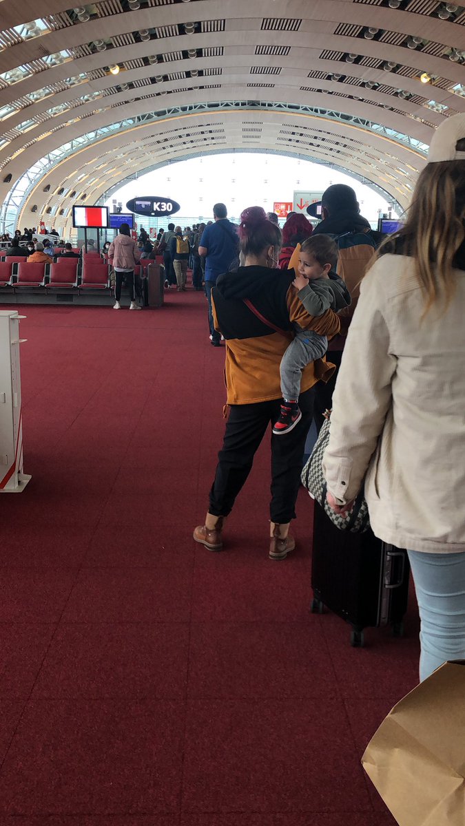 renstern_'s tweet photo. Made it! In shock of the sheer number of people waiting for the flight tho. #BackToJapan https://t.co/bVHgAReoYv