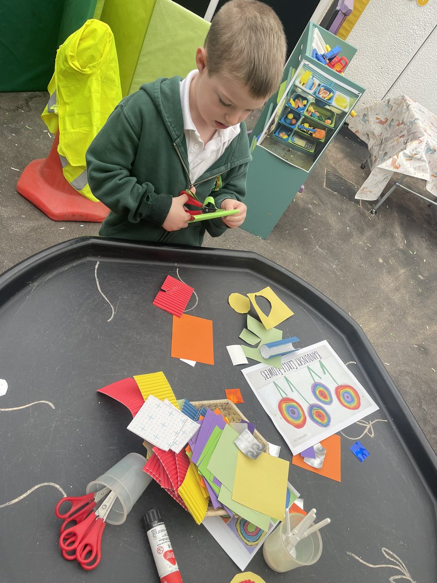 penlrec's tweet photo. ๐จ๐งฎ Arty Maths week ๐งฎ๐จ Whilst learning about Kandinsky and recapping 2D and 3D shape, we have also participated in music and art appreciation, responded to othersโ art and expressed ourselves using art and music as a stimulus ๐ #ppsrec #ppsexp #ppsmd https://t.co/XoMslobhG5