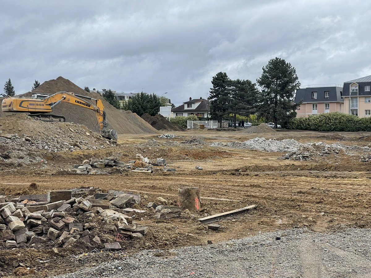 KARLOLIVE's tweet photo. Suivi des travaux sur le site de #fareva. Ici nous construisons une nouvelle résidence avec maisons de ville. Un projet qui complète l’offre résidentielle de @villepoissy au cœur de Beauregard. Pour une mixité et une cohésion sociales retrouvées. #RésidenceJoséphine https://t.co/lT5VBz57fs