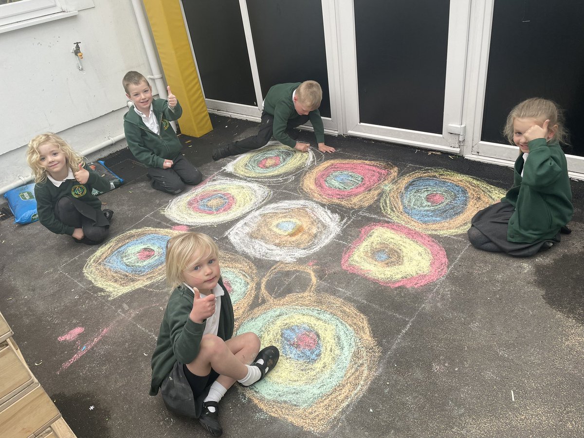 penlrec's tweet photo. ๐จ๐งฎ Arty Maths week ๐งฎ๐จ We have learnt about colour mixing, developed our art skills and participated in creating a class interpretation of Kandinskyโs circles! ๐ #ppsrec #ppsexp #ppsmd https://t.co/bpiT3jNKNR