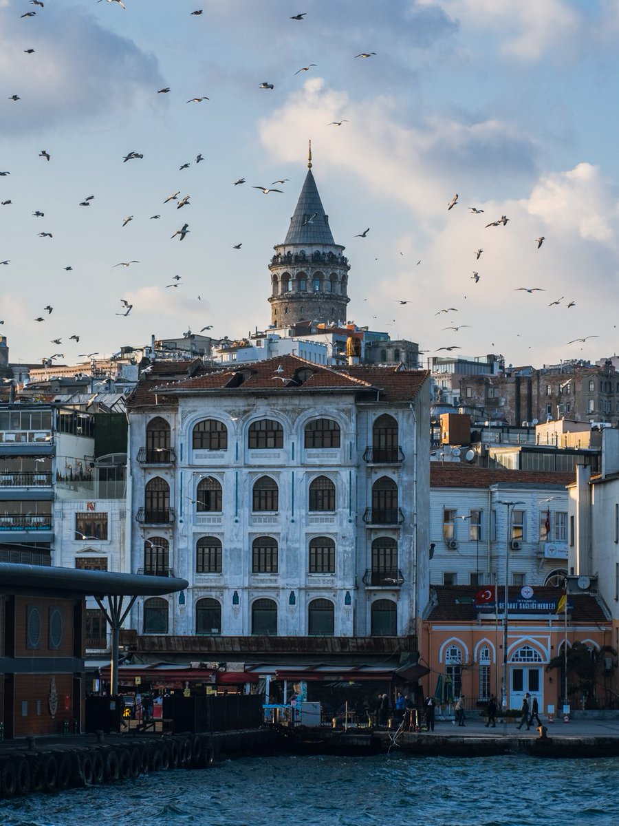 Recomiendomundo's tweet photo. Un ferry público por el Cuerno de Oro, el sonido de las gaviotas junto al Bósforo, la llamada a la oración o el arte del regateo. #Estambul se vive intensamente con los cinco sentidos. #Viajes #visitIstanbul https://t.co/CxWGtigOcO