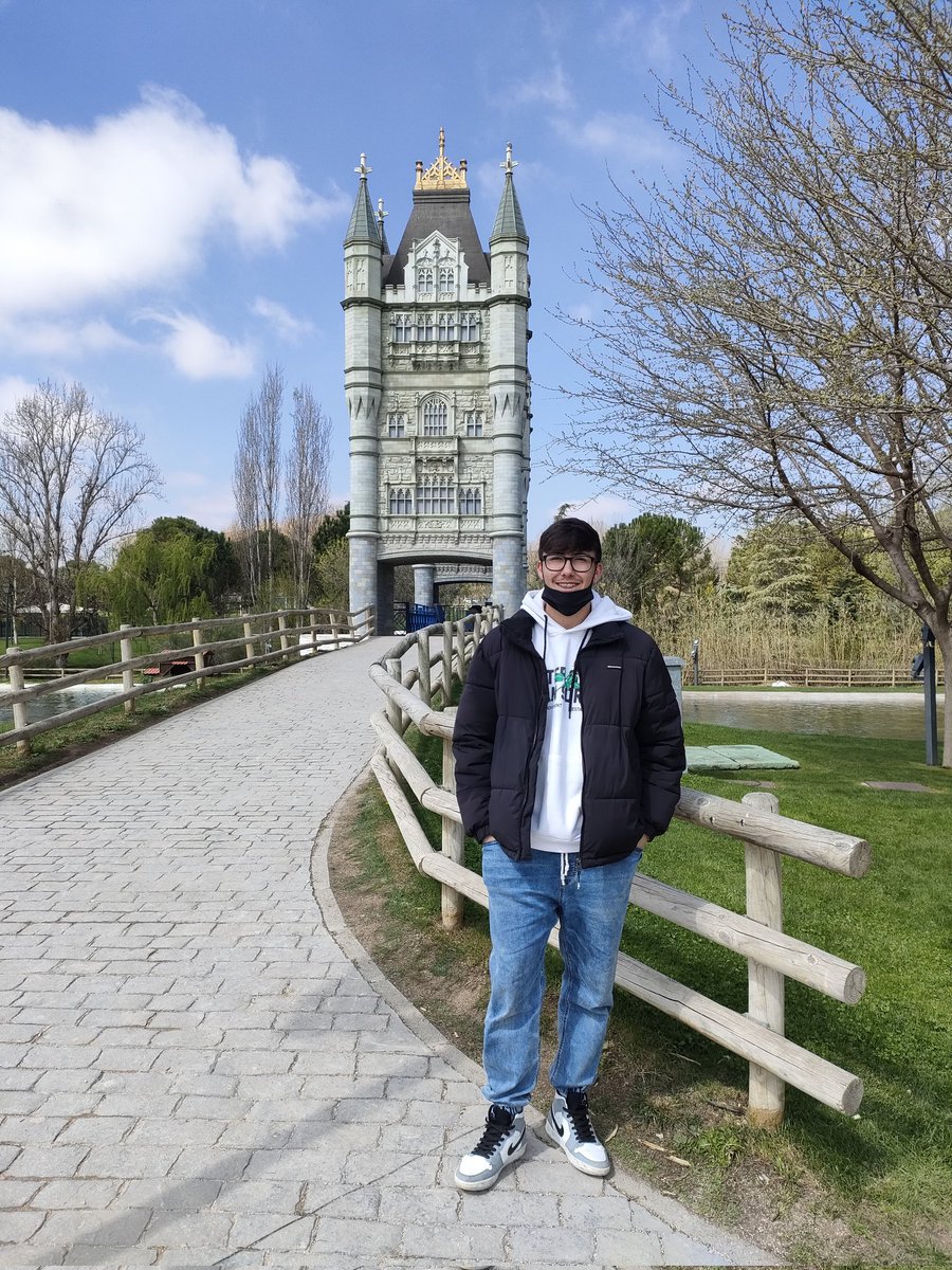 GomezSenegal's tweet photo. En nuestra visita por el #ParqueEuropa hemos visto El Tower Bridge de Londres🇬🇧 ¿Sabíais que el azul con el que cuenta es para contrastar con el habitual cielo gris de Londres?☁️😅 https://t.co/gruUj6zzTi