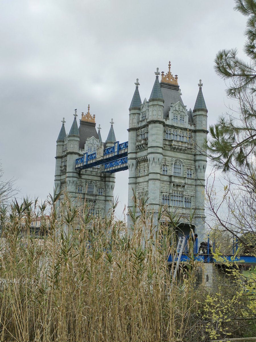 GomezSenegal's tweet photo. En nuestra visita por el #ParqueEuropa hemos visto El Tower Bridge de Londres🇬🇧 ¿Sabíais que el azul con el que cuenta es para contrastar con el habitual cielo gris de Londres?☁️😅 https://t.co/gruUj6zzTi