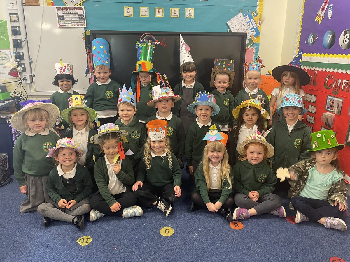 penlrec's tweet photo. ๐จ๐งฎ Arty Maths week ๐งฎ๐จ Your hat making efforts did not go to waste! They were AMAZING! Gwaith bendigedig Reception- what an excellent effort! ๐ They were all so different and our children loved wearing them during Missions! ๐ #ppsrec #ppsexp #ppsmd https://t.co/CyP9hwewdA