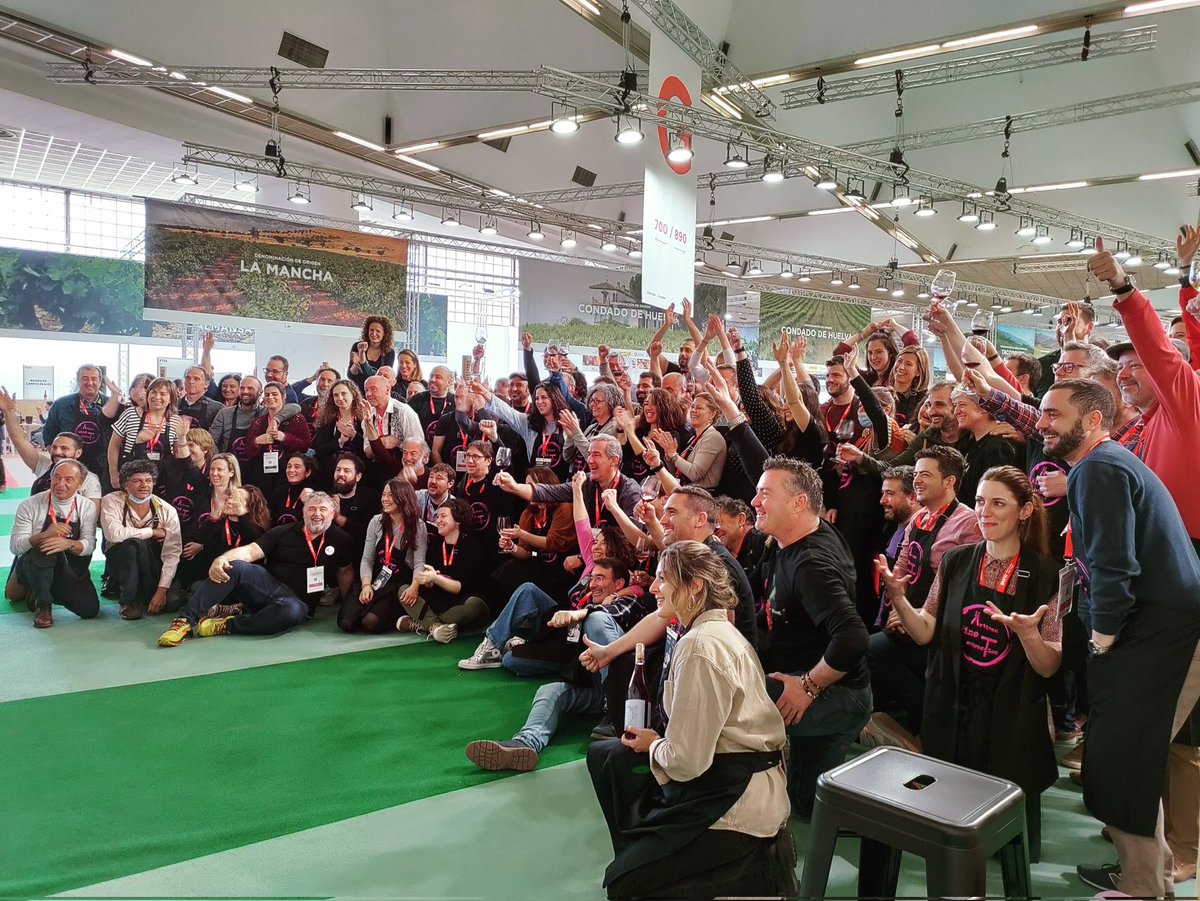 Three intense days in <a href="/bcnwineweek/">Barcelona Wine Week</a> summarized in this picture of the <a href="/artisanwineattr/">ArtisanWineAttraction</a> group of small independent producers. The diversity in the Spanish wine scene is undeniable!!
