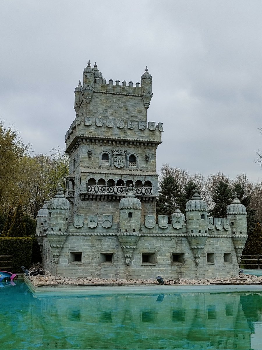 GomezSenegal's tweet photo. En el #ParqueEuropa también hemos podido disfrutar de la Torre de Belém de Lisboa🇵🇹 ¿A que no sabíais que la cabeza de rinoceronte con la que cuenta la torre se puso porque un rinoceronte consiguió intimidar a un elefante?🐘🆚🦏
#DescubreElMundoConAVGE https://t.co/bxKFYMFm0j