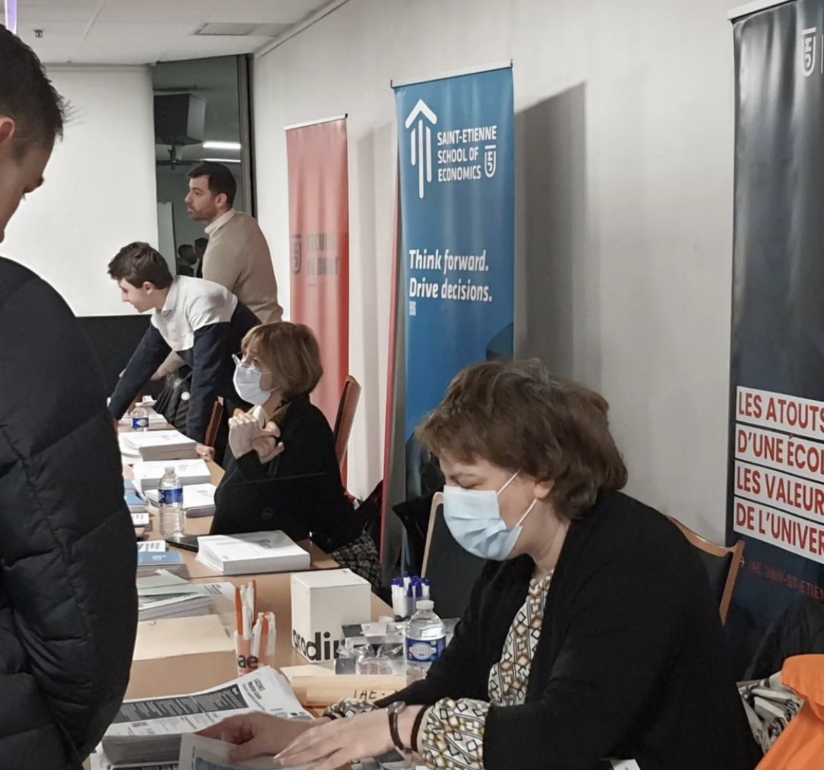 Univ_St_Etienne's tweet photo. Aujourd'hui et demain, l'@Univ_St_Etienne est présente à la 21ème édition du Forum de l’Enseignement Supérieur #FESUP #SaintEtienne
Les lycéens peuvent découvrir les formations de l'UJM et échanger avec nos personnels et étudiants. 
#orientation #lycéen #choisirluniversité https://t.co/HJXSiYrQHh