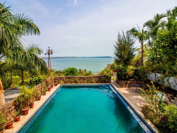 villa_goa's tweet photo. You will find your bliss where the sky meets the sea. 

For #travelgoals 
📲 + 91 9545100011
🌐https://t.co/WQ7ejx1KZv

#goa #privatepool #pool #seaview #luxuryvillas https://t.co/P8kvHk4yEg