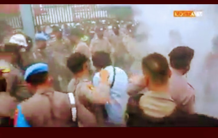 Apakah tak cukup bukti bhw polisi memukuli mahasiswa seperti dibantah oleh kapolres, lihatlah itu