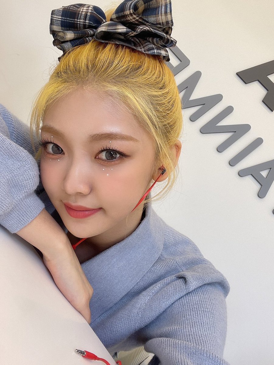 idegeul's tweet photo. 🐥💌 — Fancafe

Tittle: Podyung!!&amp;@&amp;!!
"Kalian mau makan siang di mana?
Mari kita foto selfie yang belum dirilis✨" https://t.co/puTZhFAfeN