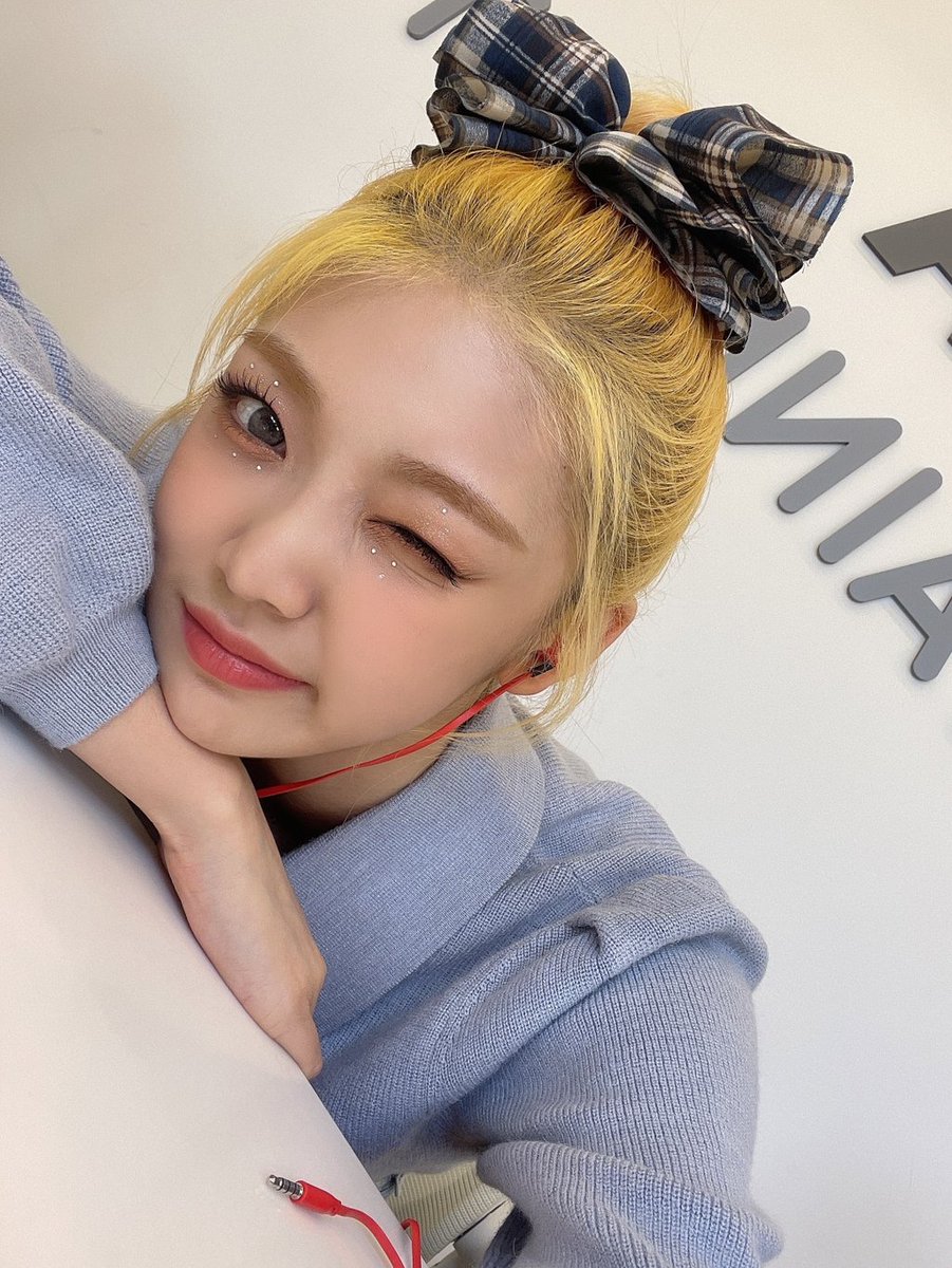 idegeul's tweet photo. 🐥💌 — Fancafe

Tittle: Podyung!!&amp;@&amp;!!
"Kalian mau makan siang di mana?
Mari kita foto selfie yang belum dirilis✨" https://t.co/puTZhFAfeN
