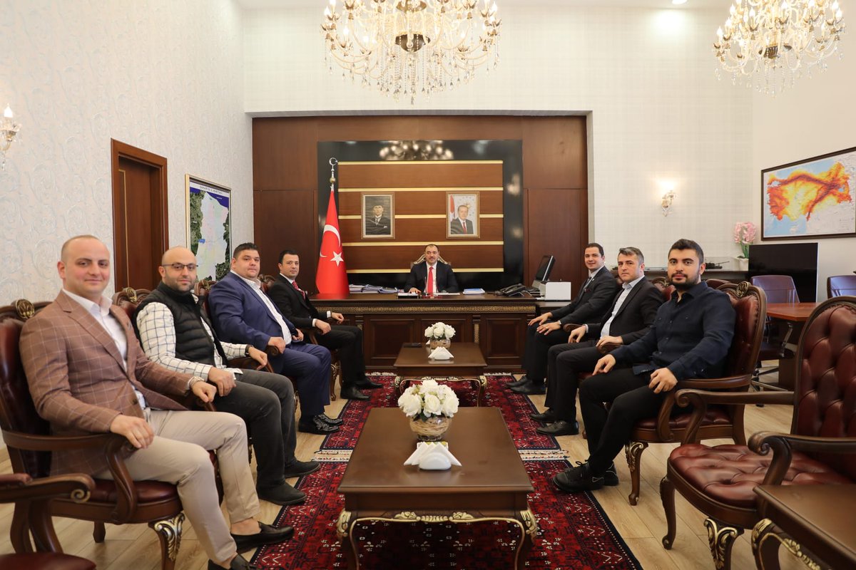 SakaryaValiligi's tweet photo. Tüm Restoranlar ve Turizmciler Derneği (TÜRES) Sakarya Şube Başkanı Burak Tan, yönetimiyle birlikte Valimiz Sayın Çetin Oktay Kaldırım’ı makamında ziyaret ederek derneğin faaliyetleri hakkında bilgiler verdi.

▪@valicetinoktay https://t.co/eV5xGCXhWc