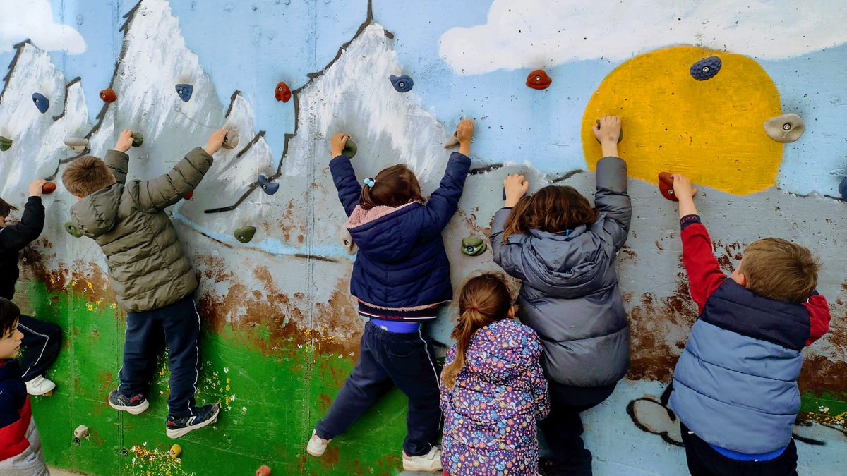 ColegiosElValle's tweet photo. Nos lo pasamos fenomenal #escalando 🧗♀️
#ColegiosElValle #EducaciónInfantil #EducaciónFísica #3INF #SCH #ElValle https://t.co/CLwE1TlOBA