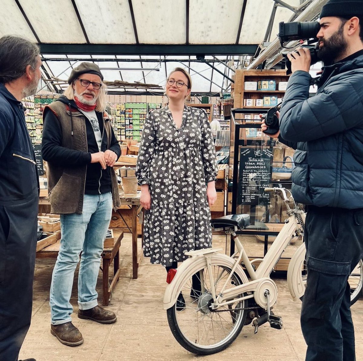 Yesterday we made a little trip to @burfordgarden for some filming of the new series of Shed and Buried. I love a trip to Burford! #henrycole #burfordgardencompany #shedandburied #cotswolds