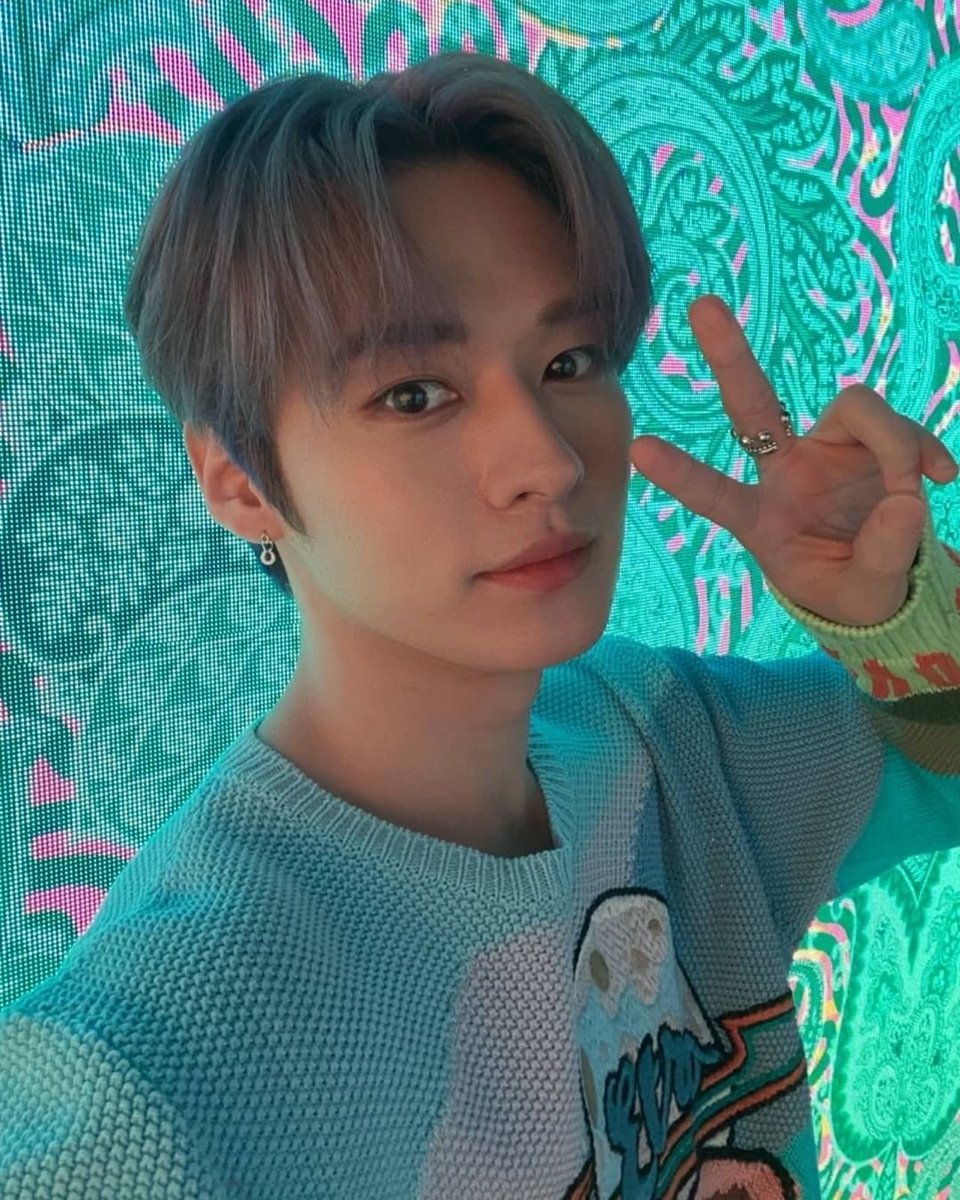 LeeKnowFr's tweet photo. 07.04.2022 | Instagram 

✌
#ad #LiquidPaisley #Etro @/etro #LeeKnowIsCute 

© Realstraykids https://t.co/xenXT0rSR2