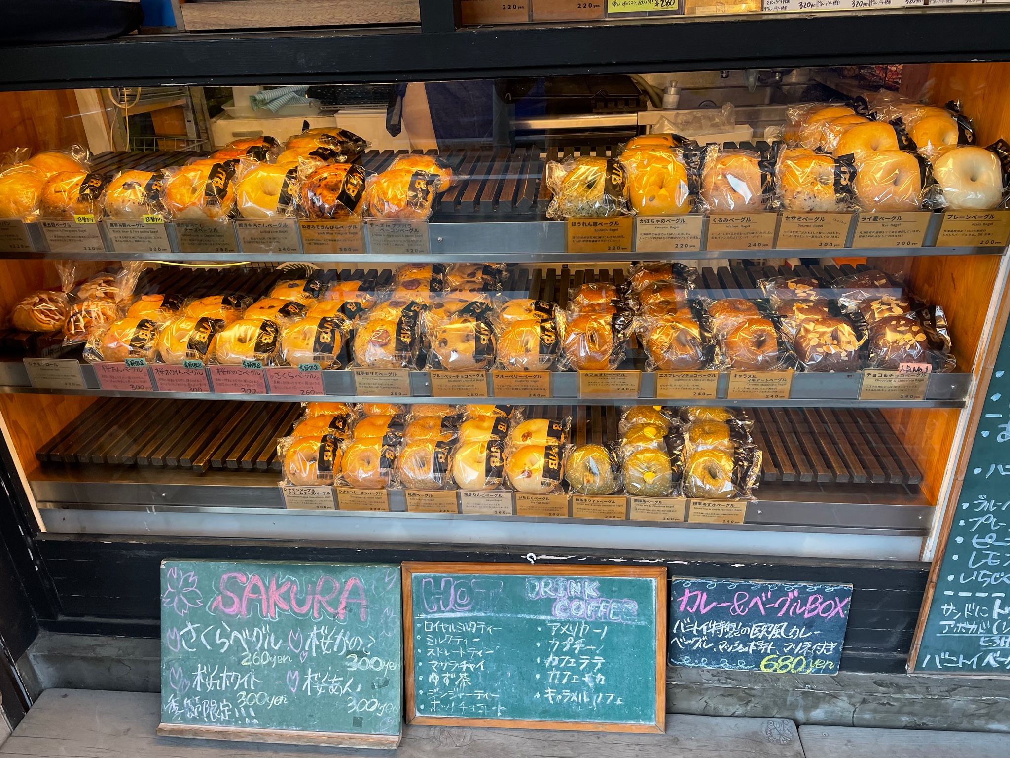 バニトイベーグル川越店 ただ今の川越店はこんな感じです 人気のチョコチョコ さくら のベーグル シナモンロールなど まだまだ選んでいただけます 明日の日替わりはチョコミントです T Co Lvarjie5fm Twitter